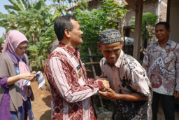 "Tersentuh Derita Rakyat, Gubernur Luthfi Lakukan ‘Blusukan’ ke Rumah Reyot Buruh Tani di Kendal"