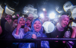 Hujan Deras Tak Halangi Ribuan Warga Surabaya Bergoyang di Konser Guyon Waton, Puncak HJKS 732 Pecah!