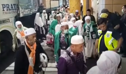Kepulangan yang Mengharukan: Kloter Pertama Jemaah Haji Disambut Hangat di Surabaya