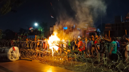 Aksi Sopir Truk di Depan Kantor Gubernur Jawa Timur Berakhir Tengan Malam