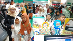 Sentuhan Kasih di Tengah Riuh Kota: Gubernur Jatim Ajak Anak Yatim Belanja Buku dan Peralatan Sekolah