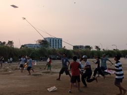 Benang Layangan Menyerang, Satpol PP Surabaya Turun Tangan