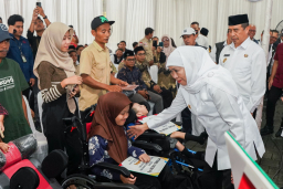 Khofifah Salurkan Bantuan Sosial Rp5,9 Miliar di Madiun