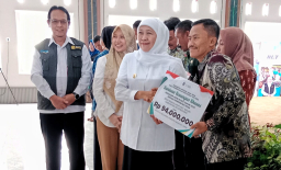 Gubernur Jatim Salurkan Bansos Rp6,7 Miliar untuk Buruh Rokok dan Warga Bojonegoro