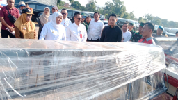 Dorong Kedaulatan Pangan, Gubernur Khofifah Serahkan Bantuan Alsintan untuk Petani Tuban