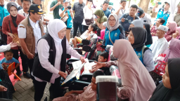 Sentuhan Negara di Tengah Masyarakat Rentan: Gubernur Khofifah Serahkan Bantuan Sosial di Pasuruan