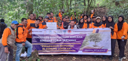 Menjaga Alam Lewat Pena dan Cangkul: Jurnalis Tanam 100 Bibit Buah di Lereng Gunung Lorokan