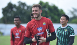 Dari Layar Kecil ke Bawah Mistar: Perjalanan Adam Przybek Menuju PERSIB