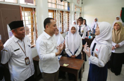 Pendidikan Dasar Gratis, Pemkot Surabaya Menanti Kepastian Regulasi