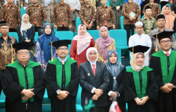 Tiga Doktor Baru Lahir dari Beasiswa LPPD Jatim, Khofifah Dorong UINSA Buka Prodi Islamic Finance