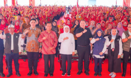 BLT DBHCHT: Gubernur Khofifah Salurkan Bantuan untuk 4.207 Buruh Rokok di Surabaya