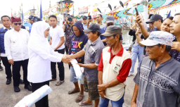 Nelayan Curhat ke Khofifah di Muncar: Dari Sampah Laut hingga Harapan Ibu-Ibu Pengolah Ikan