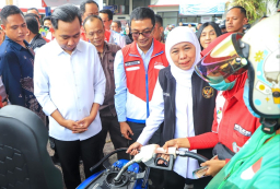 Distribusi BBM Jember Berangsur Normal, Gubernur Khofifah Tinjau Langsung dan Beri Bantuan untuk Ojek Online