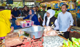 Gubernur Khofifah Pastikan Harga Pangan Stabil di Tengah Gangguan Distribusi BBM