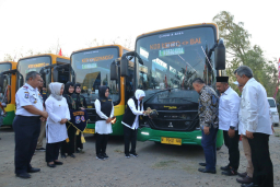 Transjatim Antarkan Khofifah Raih Penghargaan Pemimpin Daerah Award 2025