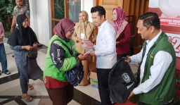 Wagub Emil Dardak Bagikan 1.500 Bendera Merah Putih dan Sembako untuk Warga Surabaya