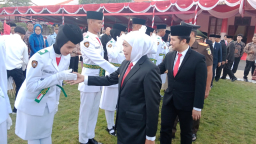 Khofifah Kukuhkan 76 Anggota Paskibraka Jatim, Pesan Jalankan Amanah dengan Dedikasi
