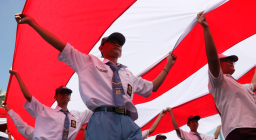 Pelajar Jatim Torehkan Rekor Dunia dengan Bendera Merah Putih 14,9 Kilometer di HUT ke-80 RI