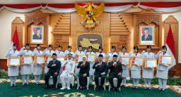Khofifah Resmi Bubarkan Paskibraka Jatim 2025, Ingatkan Generasi Muda untuk Setia pada Negeri