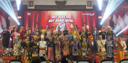 Rayakan 64 Tahun, Bank Jatim Kompak Tampilkan Defile dan Gaungkan Semangat Kebersamaan