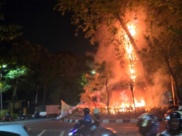 Gelombang Kerusuhan di Surabaya Kian Meluas: Pos Polisi Dibakar, Jalan Protokol Porak Poranda