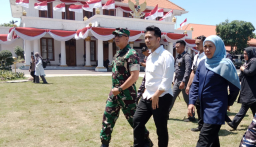 Khofifah Tinjau Grahadi Usai Terbakar, Warga Sampaikan Keluh Kesah dan Doa Penguatan