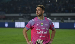 Debut Tertunda, Adam Przybek Masih Berjuang Pulihkan Cedera