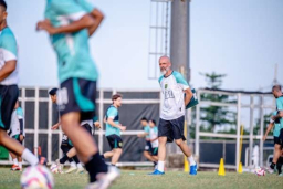 Eduardo Perez Belajar Bahasa Indonesia, Nikmati Rawon, dan Siap Bawa Persebaya Lebih Adaptif
