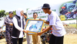 Khofifah Dorong Lompatan Pertanian Modern di Probolinggo, Alsintan Jadi Senjata Baru Petani Jatim