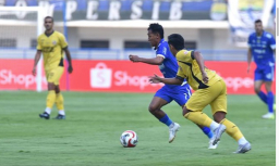 Barros Buka Layar Kemenangan, PERSIB Unggul Tipis Atas Semen Padang di Babak Pertama