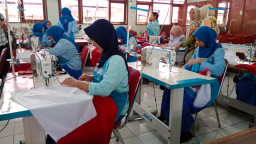 Merah Putih Terpanjang: Ribuan Siswa Jatim Jahit 15.463 Meter Bendera untuk Indonesia