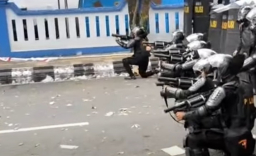 Ricuh di Pati: Gas Air Mata Menggelegar, Bupati Sudewo Dilempari Botol
