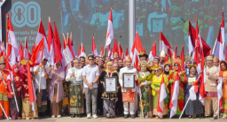 Ribuan Warga Padati Grahadi, HUT ke-80 RI di Jatim Pecahkan Rekor Dunia