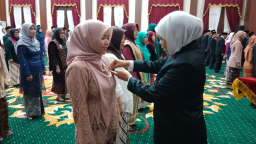 Khofifah Sematkan Satyalencana untuk 300 ASN di Grahadi: “Panjenengan Adalah yang Terpilih”