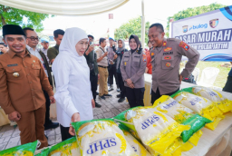 Khofifah Gelar Pasar Murah di Pasuruan, Warga Serbu Bahan Pokok