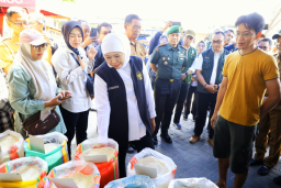 Khofifah Desak Percepatan Distribusi Beras SPHP di Pasar Tradisional