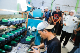 Khofifah Pesan 3.000 Sepatu Awake, Dorong UMKM Mojokerto Naik Kelas