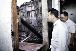 Ruang Kerja Hangus, Emil Dardak Tahan Haru di Grahadi
