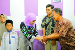 Gubernur Khofifah Takziah, Serahkan Santunan dan Dorong Evaluasi Jalur Rawan di Probolinggo