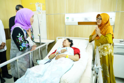 Gubernur Khofifah Besuk Korban Kecelakaan di Jember, Serahkan Santunan