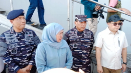 Gubernur Khofifah Lepas KRI Surabaya 591 Bawa Bantuan Logistik ke Bawean