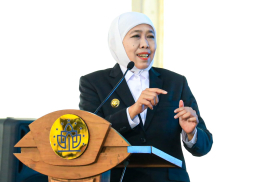 Khofifah Dorong Wisudawan KH Abdul Chalim Jadi Generasi Inovatif dan Ikhlas