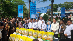 Mentan Klaim Stok Beras Aman, Gubernur Jatim Ungkap Distribusi Macet di Pasar