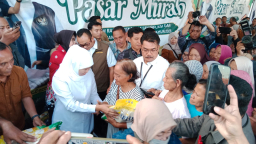 Sentuh 107 Titik, Gubernur Khofifah Turun Langsung Bagikan Beras