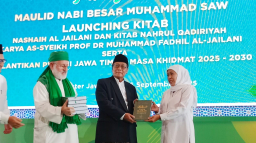 Khofifah Hadiri Maulid Nabi, Luncurkan Dua Kitab dan Kukuhkan PW DMI Jatim