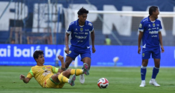 Duel Sengit di GBLA: Babak Pertama PERSIB vs Persebaya Berakhir Tanpa Gol