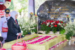 Ziarah ke Makam Bung Karno, Khofifah Ajak Warga Jatim Rawat Semangat Kebersamaan dan Gotong Royong