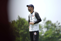 Persija Hadapi Tembok Hijau Surabaya: Mauricio Souza Siapkan Rencana Cermat di GBT