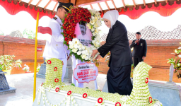 Menyapa Jejak Sang Peletak Dasar Jawa Timur, Khofifah Ziarah ke Makam Gubernur Suryo di Magetan