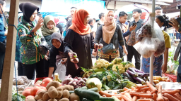Gubernur Khofifah Borong Sayur di Pasar Induk Plaosan: Salut pada Pedagang Perempuan dan Produk Lokal Organik